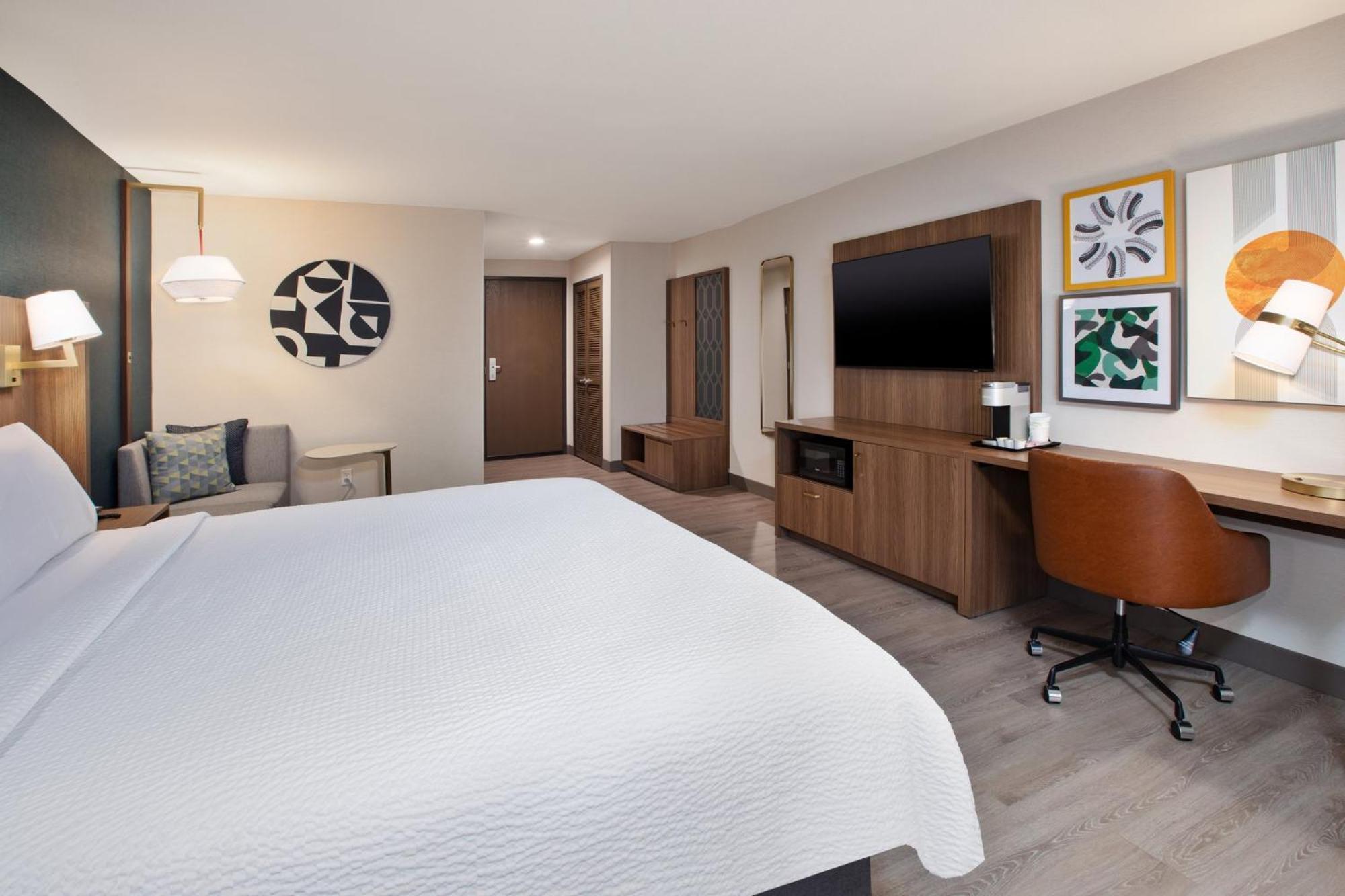 Airport - California By Ihg Hotel 4*